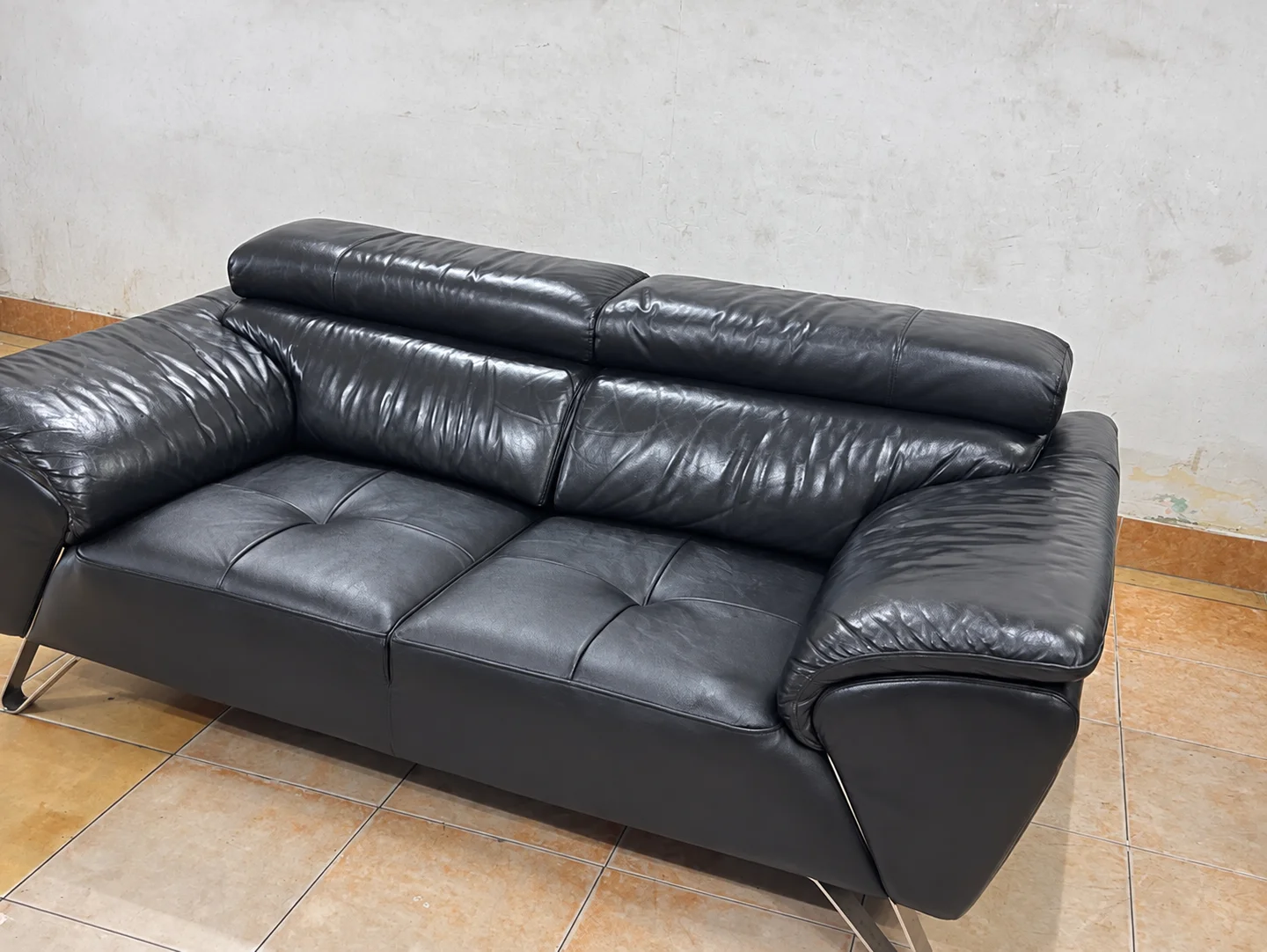 Sofa đen sau khi bọc lại tại xưởng Hoàng Phát