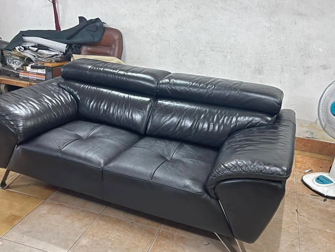 Sofa đen sau khi làm tại xưởng, ảnh gốc