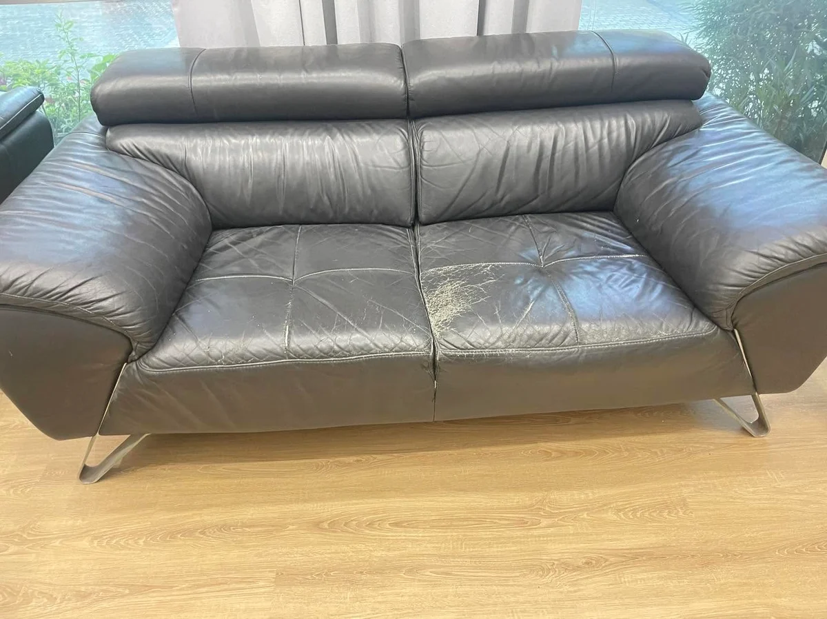 Sofa đen trước khi làm: mặt đệm nứt, bề mặt xuống cấp