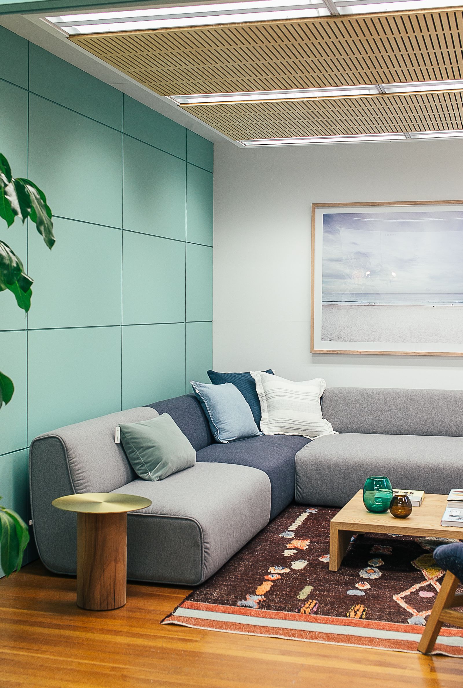 Khu vực sofa chờ trong văn phòng